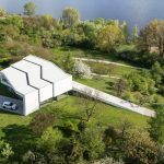 “Casa en el Camino”: Una cinta de hormigón blanco para entregar identidad