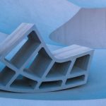 Diseñadores crean “mobiliario brutalista” para espacios públicos