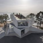 Café WAVEON: Volúmenes apilados de hormigón para apreciar la costa de Corea