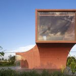 Un centro cultural fabricado con hormigón da identidad a una zona rural de China