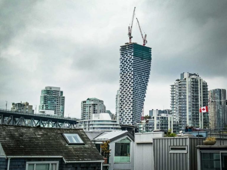 Vancouver House: Una torre de hormigón que desafía las formas ...