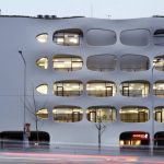 Oficinas de HANDS Corporation: Una fachada de hormigón curvo y continuo