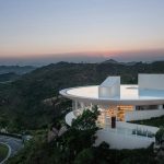 “Biblioteca Sumergida” en China: Geometrías de hormigón blanco insertas en el paisaje