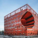 “Cubo Naranja” de Lyon: Un simple cubo de hormigón que revitaliza un espacio histórico