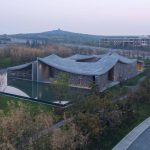 Centro de arte OCT: Techos de hormigón que celebran a la arquitectura tradicional china