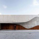 Villa Domes: Una suave entrada de hormigón curvo para fundirse con el entorno