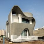 “The Ribbon House”: Una “cinta” de hormigón para envolver una casa en India