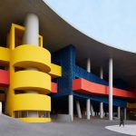 Escuela Experimental Huandao: Un complejo educacional de formas libres de hormigón