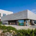 Una “casa flotante” de hormigón resalta en las costas de Japón