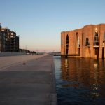 “Fjordenhus”: Un palacio de hormigón ubicado sobre el mar