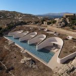 “Curved Line”: Un muro curvo de hormigón blanco para actualizar la arquitectura de Miconos