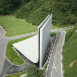 Biblioteca en el Valle: Una biblioteca “gótica” de hormigón para resaltar la vida en comunidad