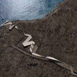 “Ribbon Villa”: Una sinuosa y simple vivienda de hormigón en el Mar Egeo