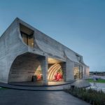 Café French Kitsch III: Una interesante pastelería francesa con arcos imperfectos de hormigón