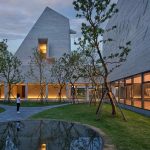 Academia Shanfeng: Un moderno complejo de hormigón blanco que rinde homenaje a la arquitectura de Suzhou