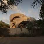 Casa Toro: Una residencia de hormigón que se funde con la costa de México