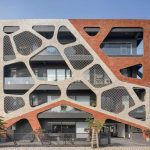 Edificio de oficinas Vornoid: Una fachada de hormigón que promueve los ambientes fluidos