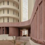 Edificio Temporada: Un hito arquitectónico de hormigón curvo para la costa de Yucatán