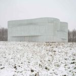 Iglesia de las Tres Coronas: Un hito arquitectónico de muros curvos de hormigón