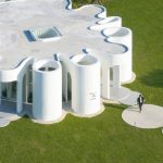 “Curvy Dining”: Una “flor de hormigón” en un barrio industrial de Bangkok