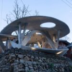 Biblioteca infantil “Mushroom”: Un símbolo de resiliencia cultural con hormigón