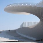 Gran Ópera de Shanghái: Un gran abanico de hormigón blanco para un teatro de primer nivel