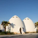 Escuela Al Fanar: Domos de hormigón blanco como sinónimo de diversidad