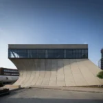 AVA Communications Company: Un edificio de hormigón en permanente movimiento