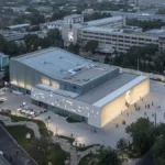 Centro Cultural Tselinny: La transformación de un antiguo cine brutalista en un moderno edificio de hormigón