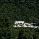 Una “dona” de hormigón se alza como un mirador en las montañas de China